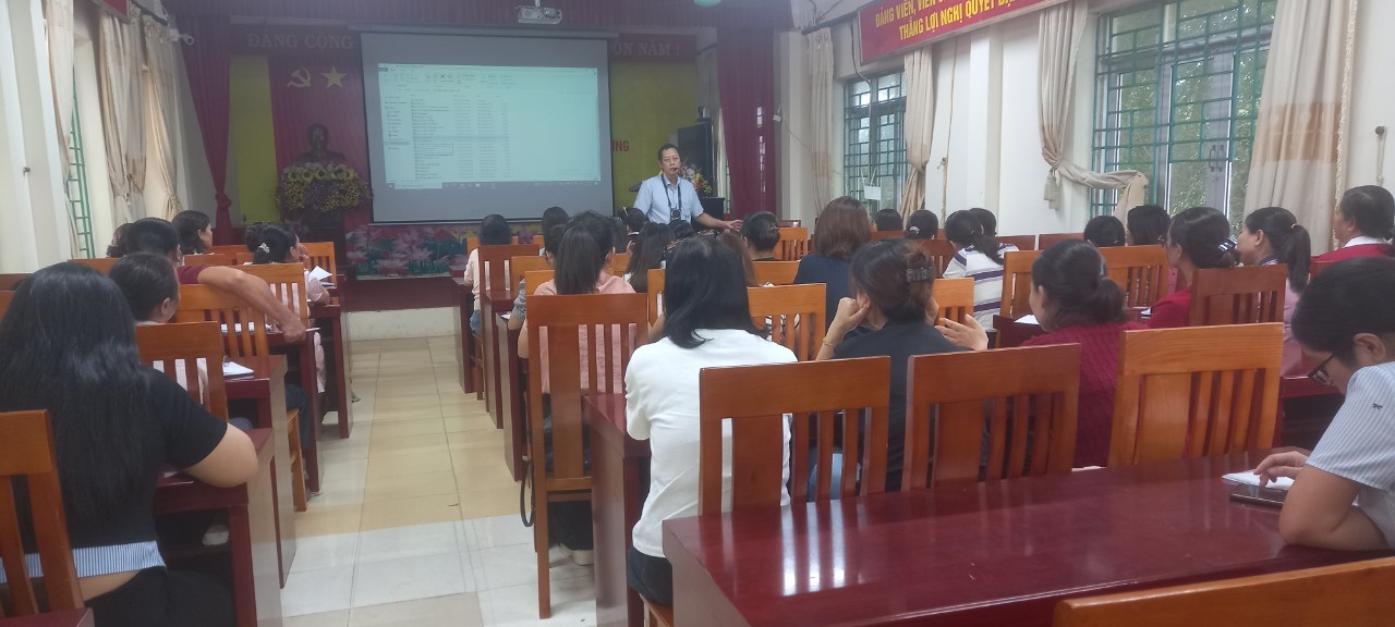 Trạm Y tế Tây Phương đã phối hợp với Trung tâm kiểm soát bệnh tật Hà Nội về tập huấn kiến thức chuyên môn chăm sóc sức khỏe sinh sản cho cán bộ Trạm Y tế