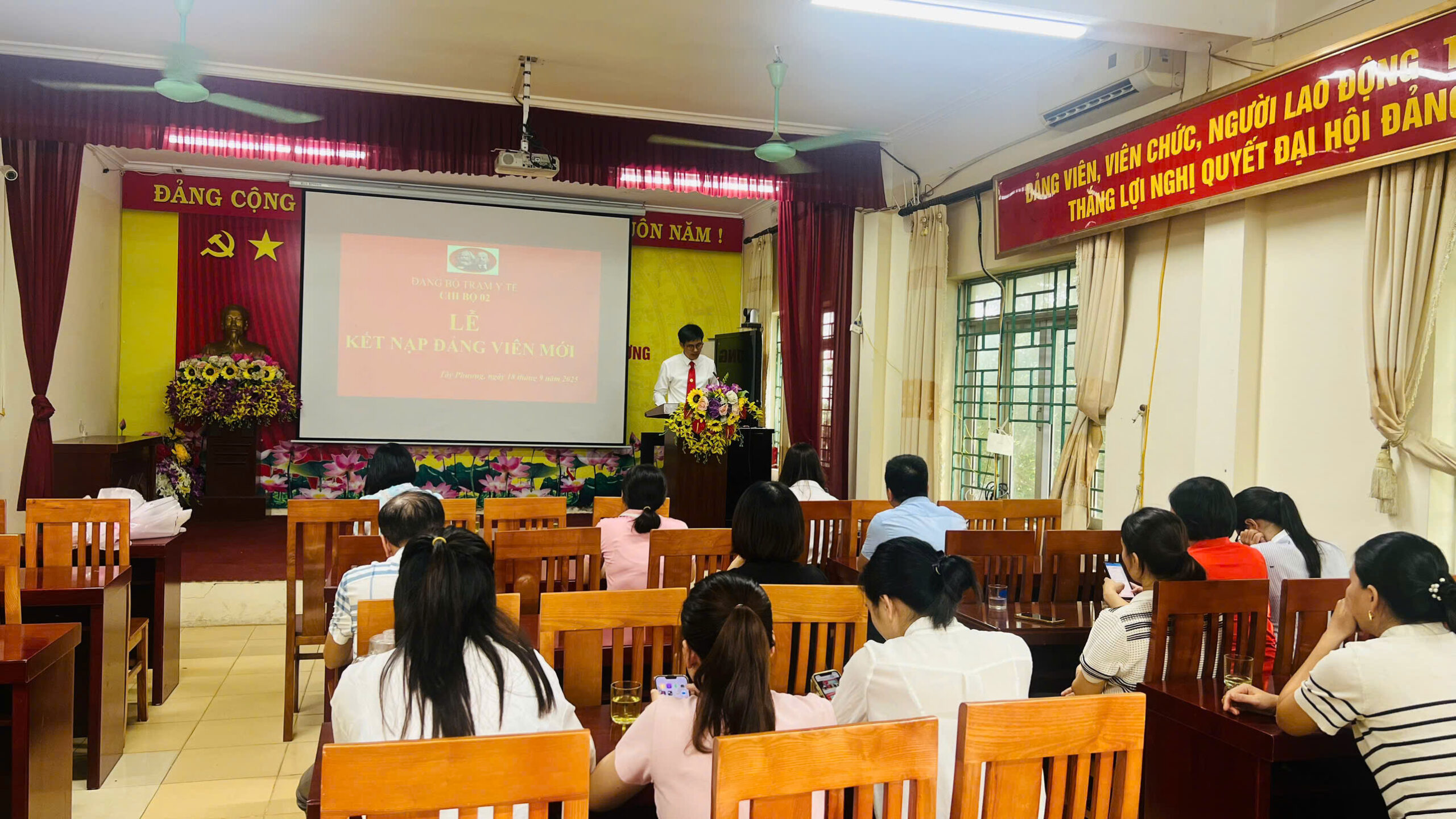 Chi bộ 2- Đảng bộ Trạm Y tế xã Tây Phương tổ chức kết nạp Đảng viên mới