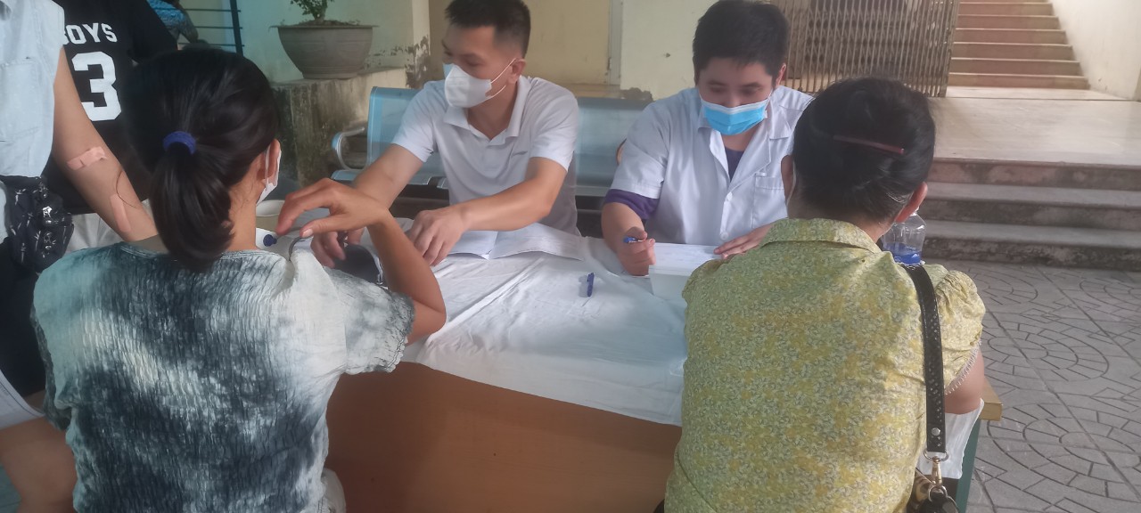 Trạm Y tế xã Tây Phương tổ chức khám sức khoẻ cho giáo viên bán trú, nhân viên cơ sở kinh doanh dịch vụ ăn uống