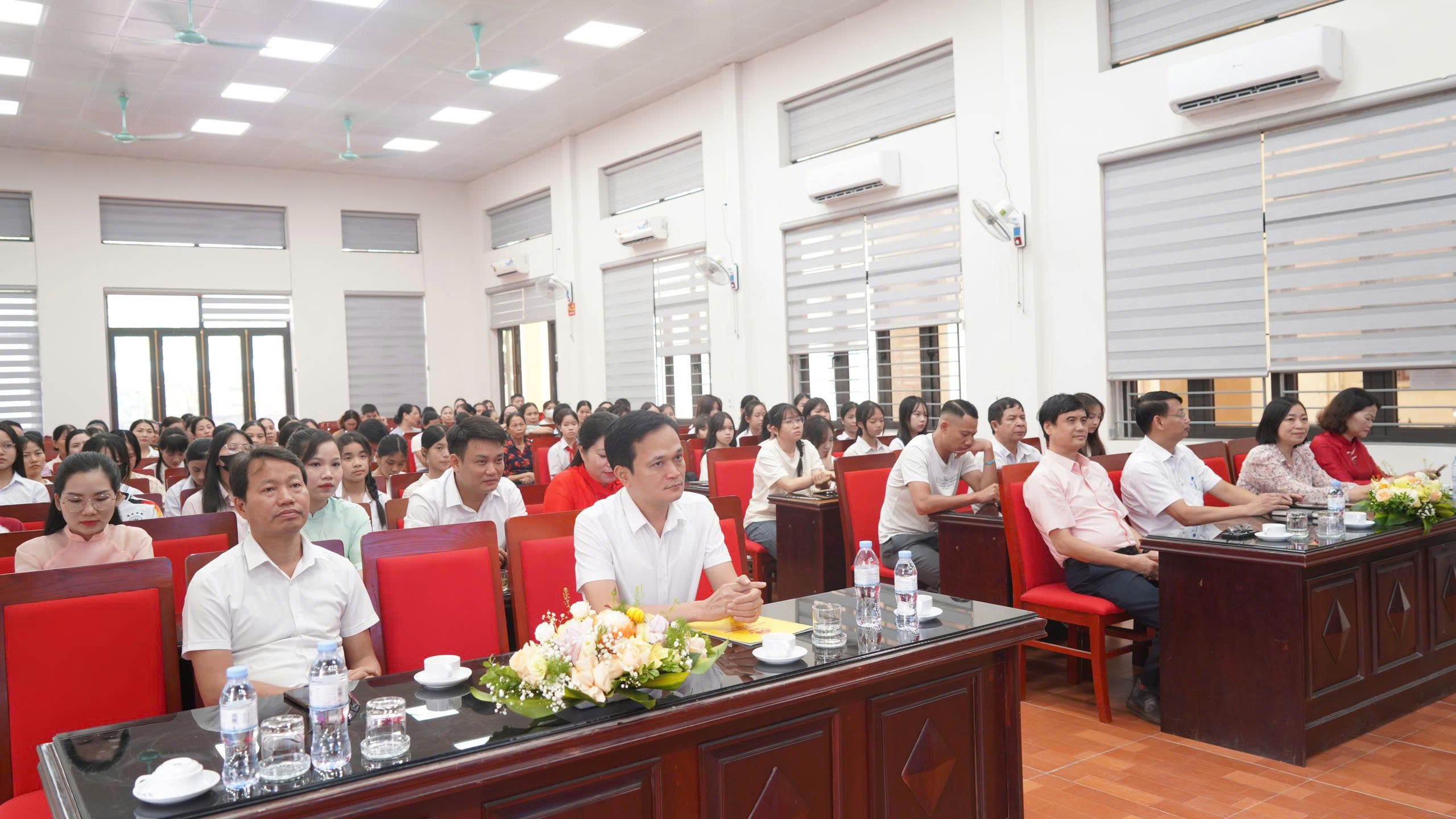 Hưởng ứng Ngày quốc tế trẻ em gái 11/10/2025, xã Tây Phương tổ chức Hội nghị biểu dương trẻ em gái chăm ngoan, học giỏi trong các gia đình thực hiện tốt chính sách dân số