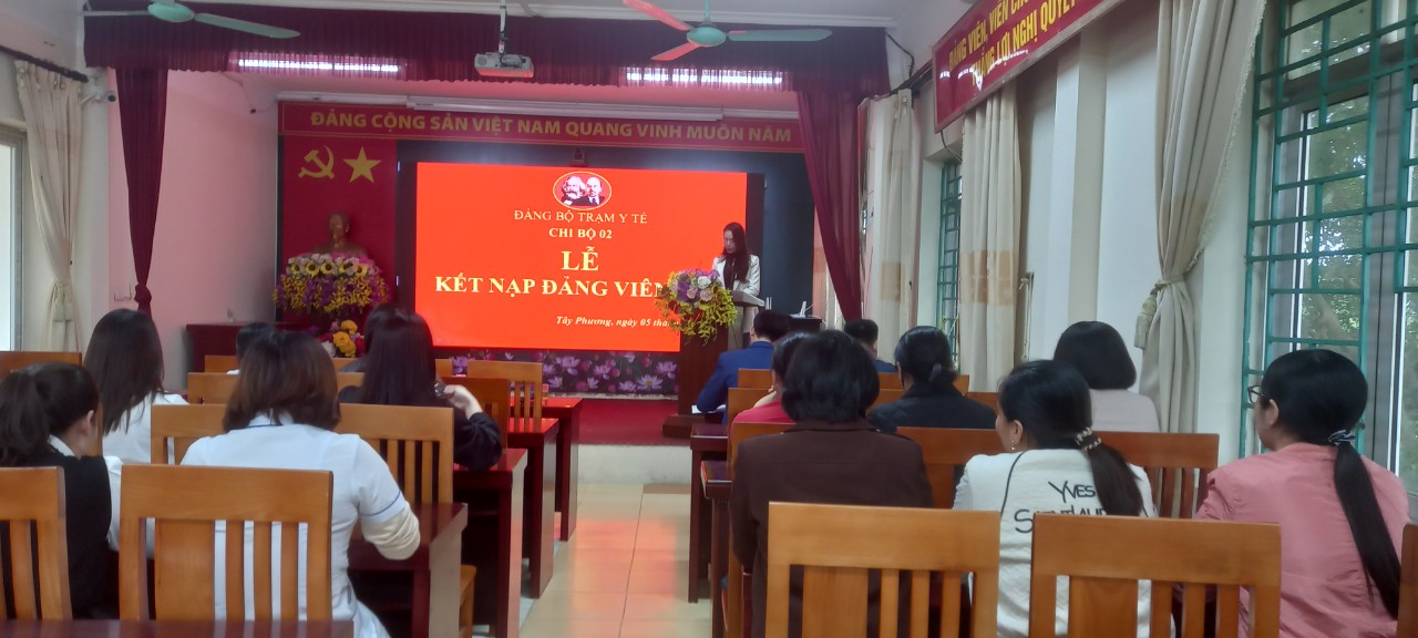 Chi bộ 2- Đảng bộ Trạm Y tế xã Tây Phương tổ chức kết nạp Đảng viên mới.