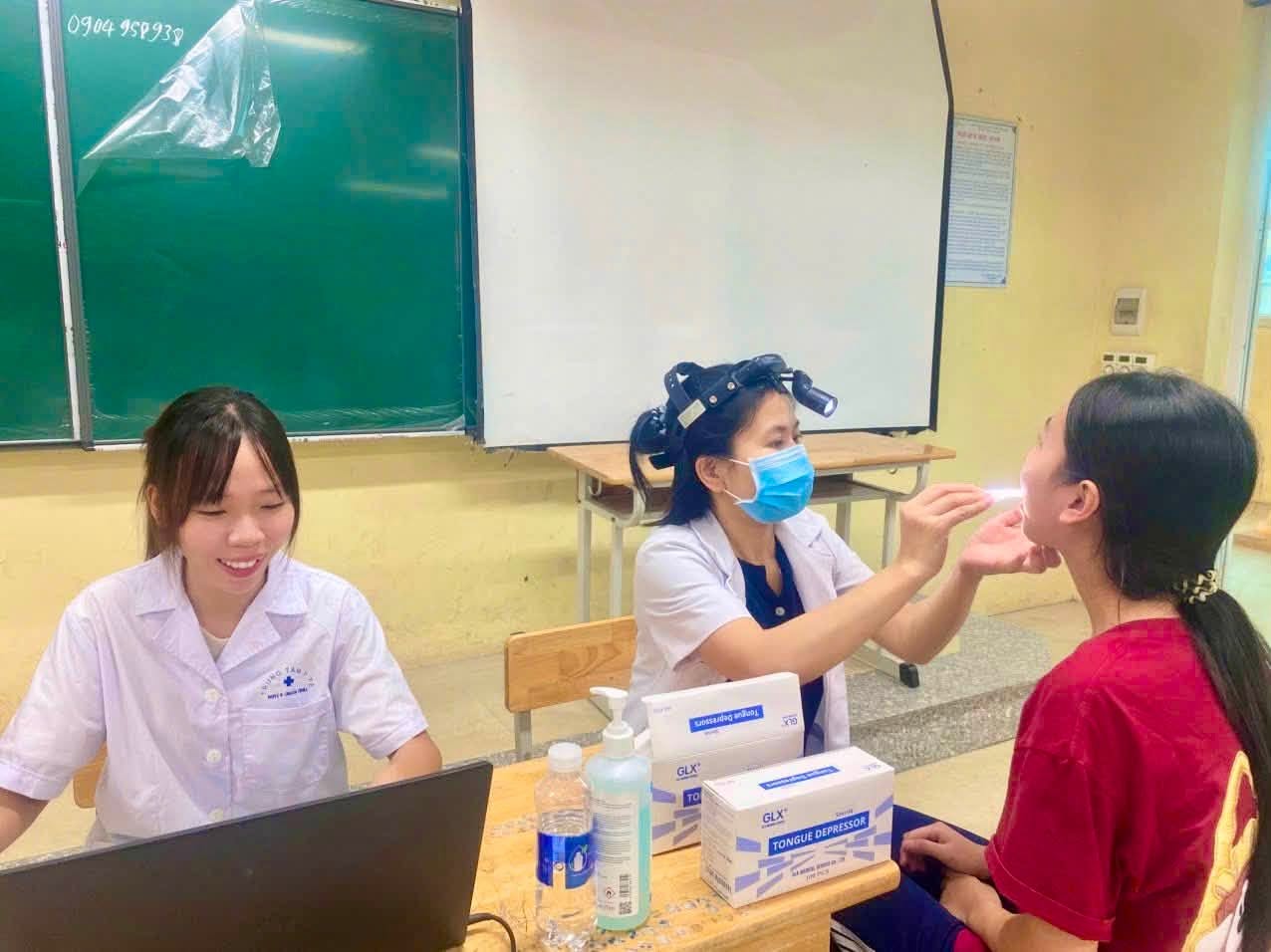 Xã Tây Phương: Gần 97% Học sinh trường THPT Phùng Khắc Khoan và THCS Minh Hà phân hiệu chính hoàn thành khám sức khỏe đầu năm học